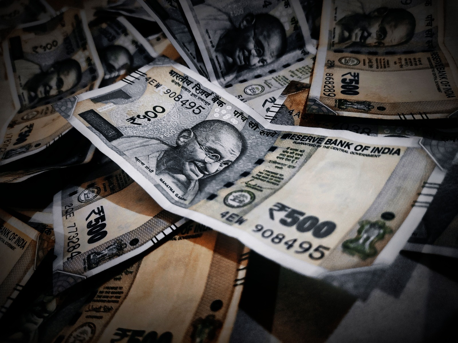 Dollar Strengthens as Middle East Escalation Drives Investors Toward Safe-Haven Assets