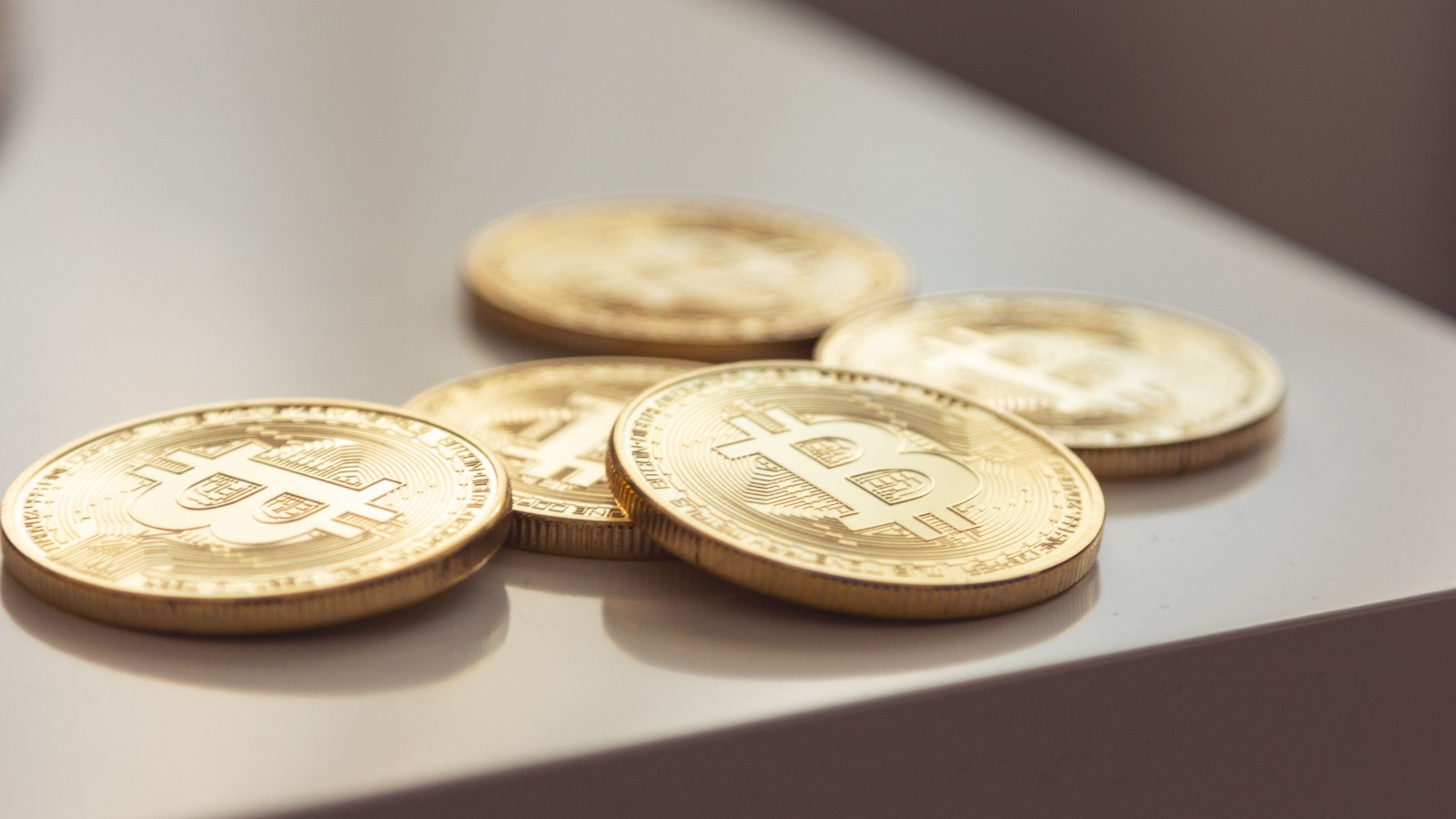 Bitcoin Holds Above $77,000 as Middle East Tensions and Fed Rate Bets Test Crypto Rally