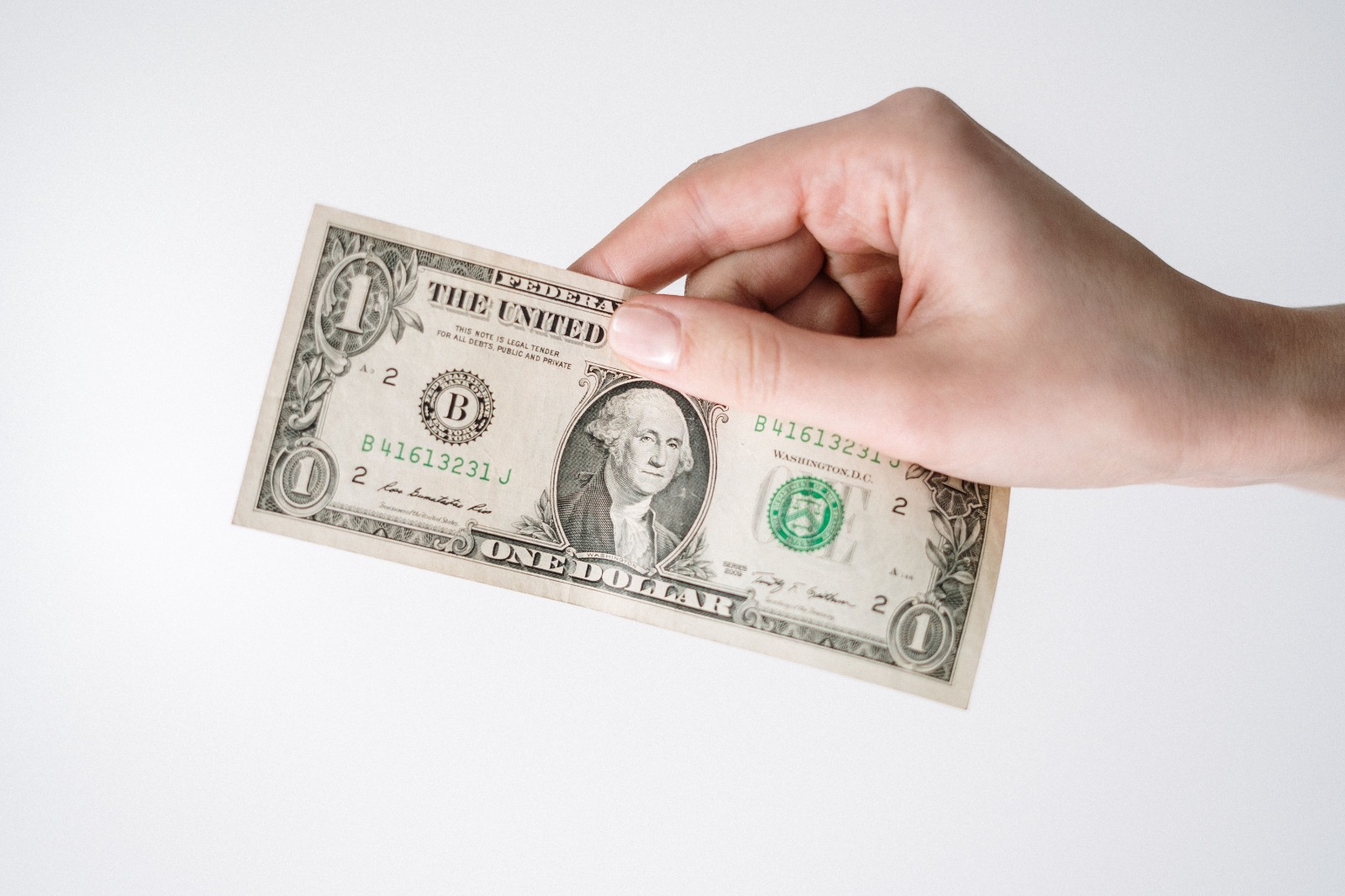 Dollar Holds Near Two-Month High as Markets Weigh US Rate Outlook and Iran Diplomacy