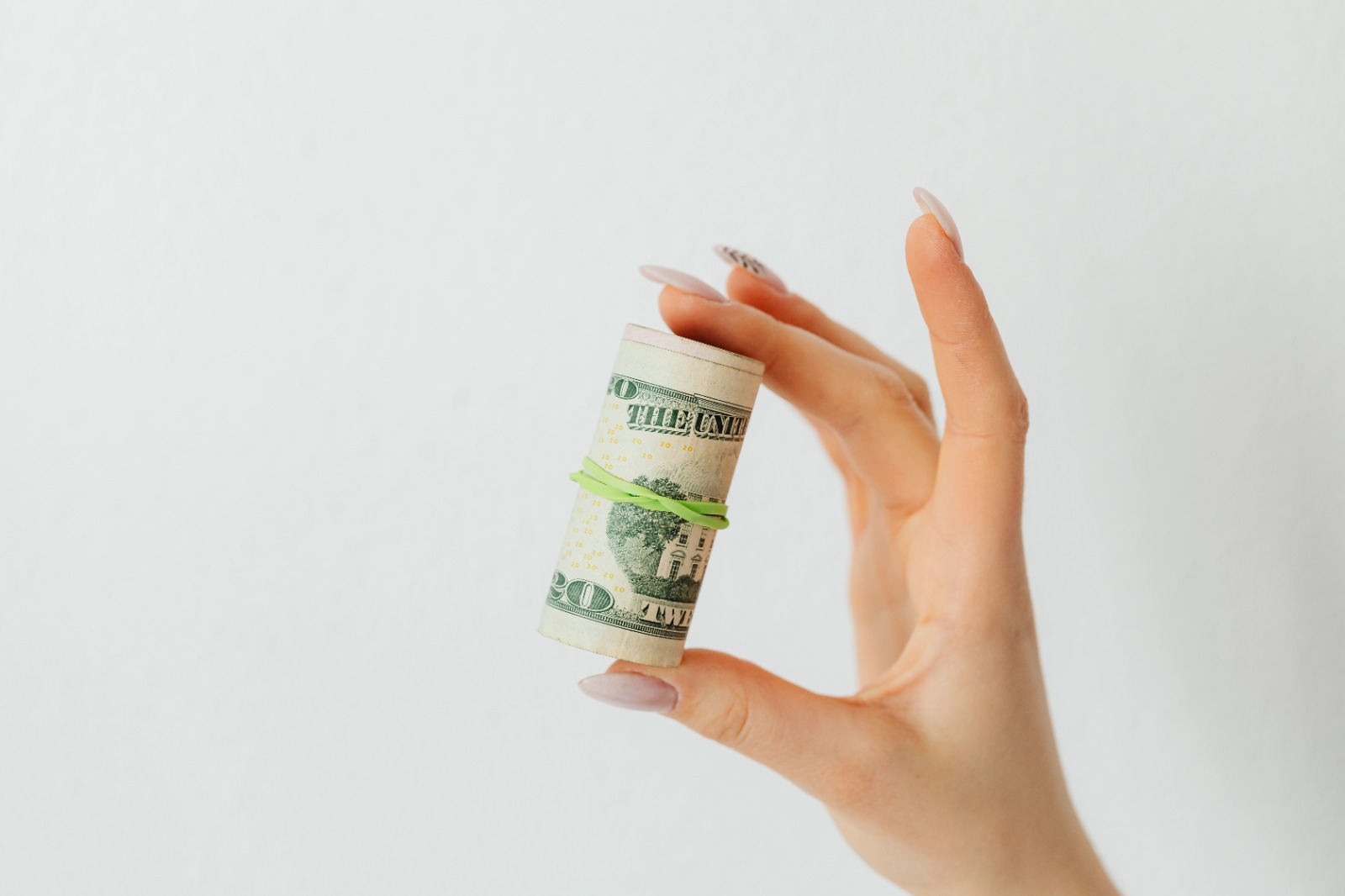 Dollar Holds Near Two-Month High as Rising Oil Prices Strengthen Expectations for Tighter US Policy