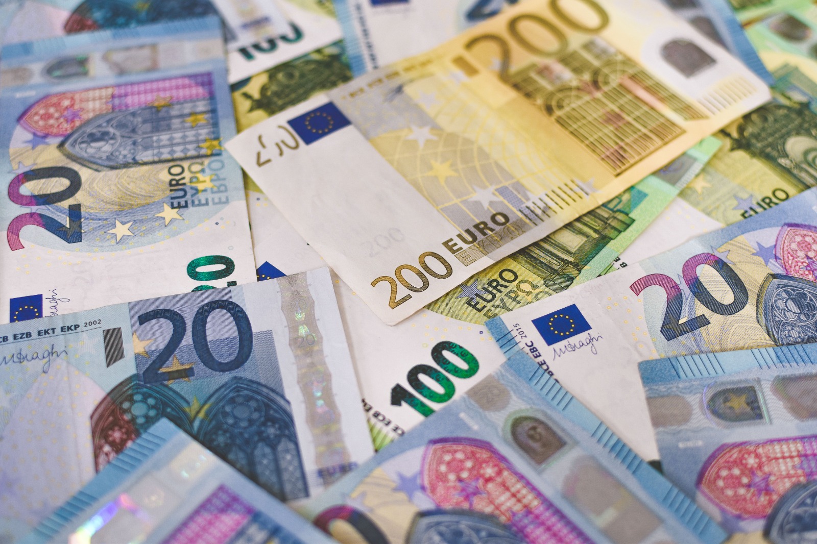 Euro Faces Fresh Pressure as Energy Shock and Political Risks Weigh on European Outlook