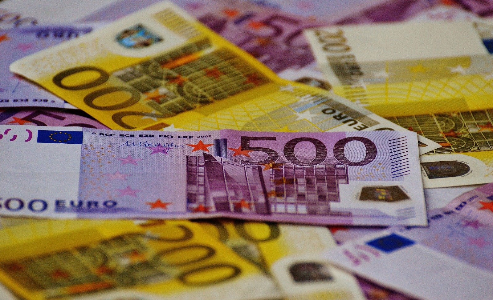Euro Heads for Fifth Weekly Decline as French Debt Concerns Weigh on Investor Confidence