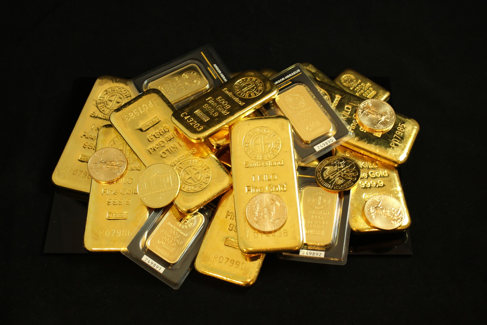 Gold Rises More Than 1% as Softer Oil Prices and Dollar Movements Support Bullion Demand