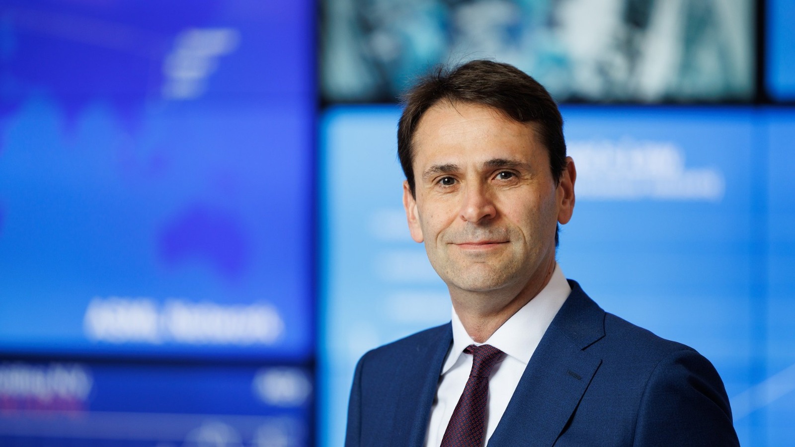 ASML Raises 2026 Sales Forecast as AI-Driven Demand Deepens Pressure on Global Chipmaking Capacity