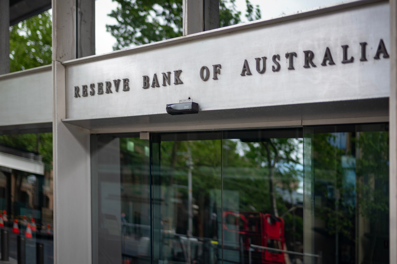 Australia’s Labour Market Eases Faster Than Expected, Complicating Rate Decisions