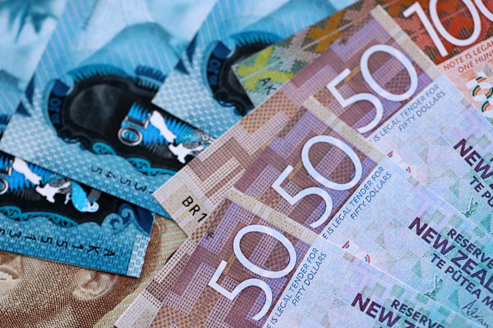 New Zealand Dollar Weakens After Central Bank Holds Interest Rates as Asian Equities Rally on AI Optimism